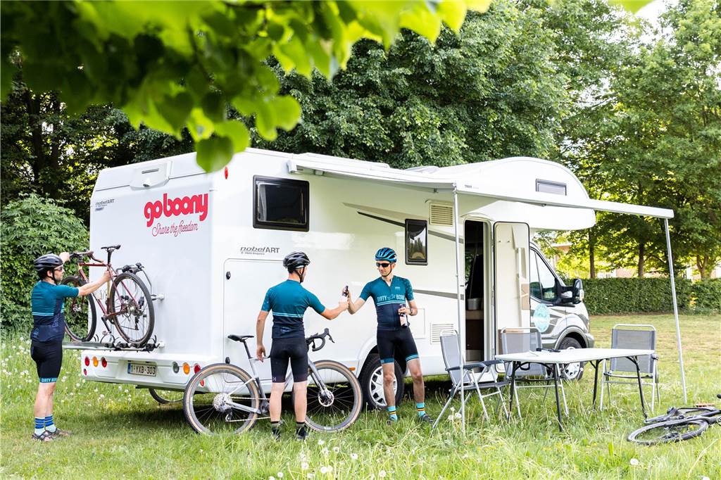 Freiheit und Freizeit genießen: Mit dem Camper durch NRW männer stehen vor einem wohnmobil mit einem bier