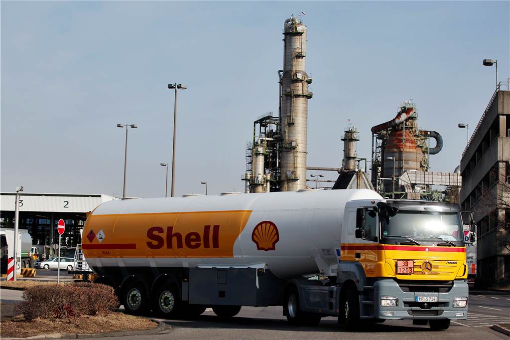 Gefährlicher Abfall: Steag-Kraftwerk verfeuerte vermeintliches Petrolkoks von Shell in Lünen Die Shell-Raffinerie in Köln-Wesseling. Hier sollen die Rückstände her kommen.