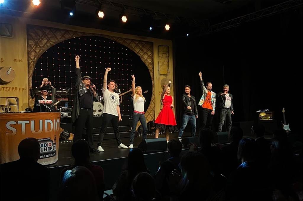 Radio Ruhrpott auf Tour: Erst zwei Shows in Unna ausverkauft, nun in Berlin Radio Ruhrpott auf einer Bühne in Berlin