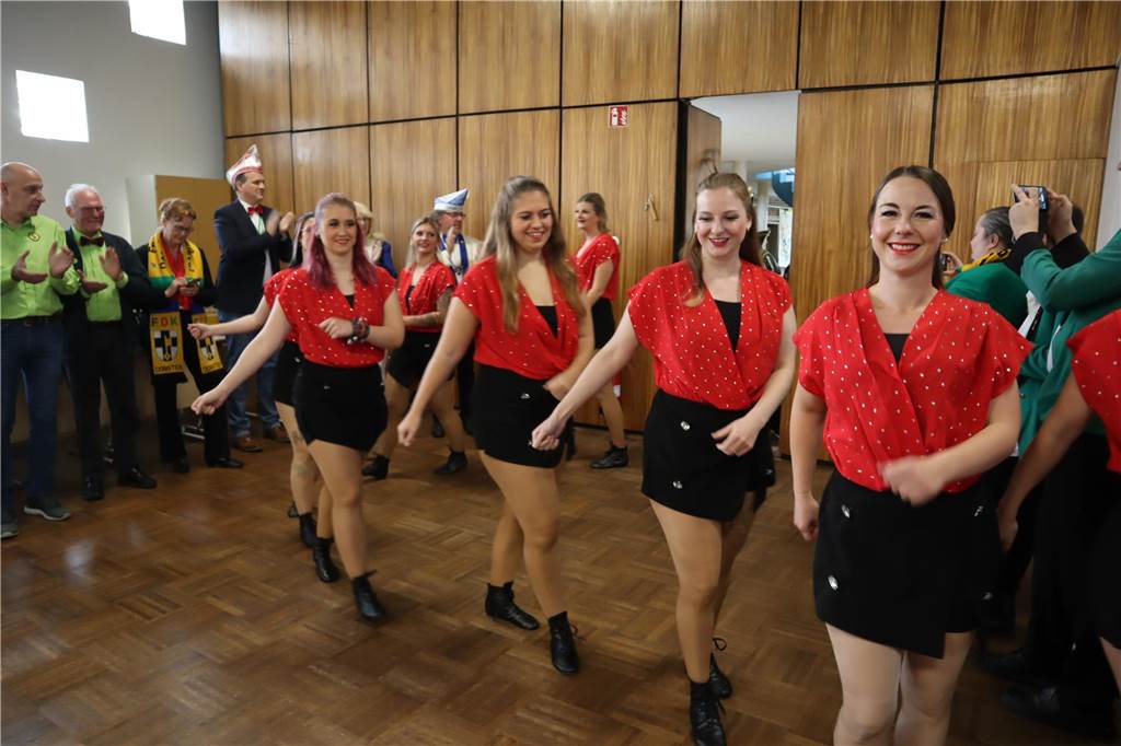Dicke Überraschung bei der Inthronisierung des Stadtprinzenpaares Showtanzgruppe des TSC Dorsten im Ratssaal der Stadt Dorsten