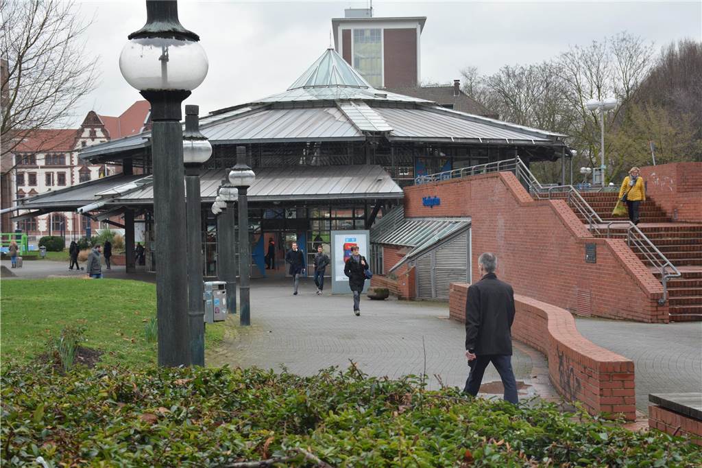 Passanten laufen durch den Stadtgarten in Dortmund.