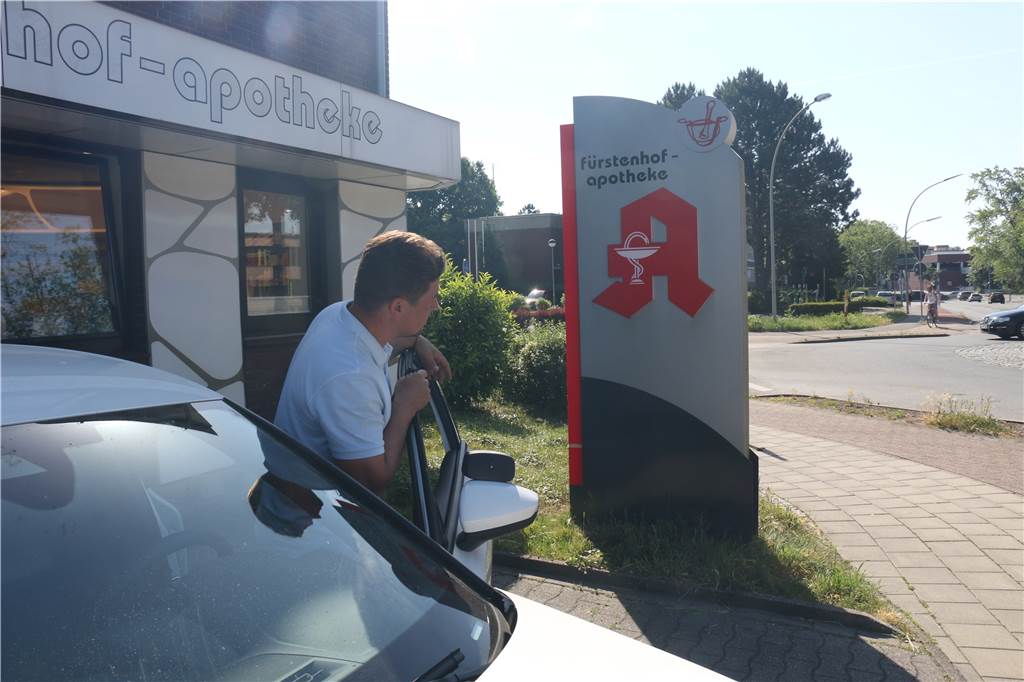 Mit Video: Umgefahrenes Verkehrsschild - So kommen Sie ohne Probleme aus der Parklücke Die Sicht auf den Kreisverkehr wird durch eine Werbesäule der Apotheke erschwert.