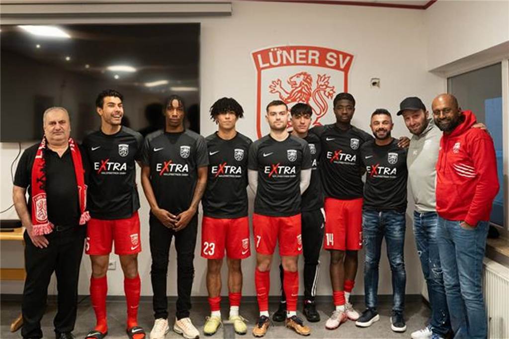 Lüner SV geht „All In“: Ab jetzt gibt es überhaupt keine Ausreden mehr Die sieben Neuzugänge des Lüner SV stehen vor einer Wand.