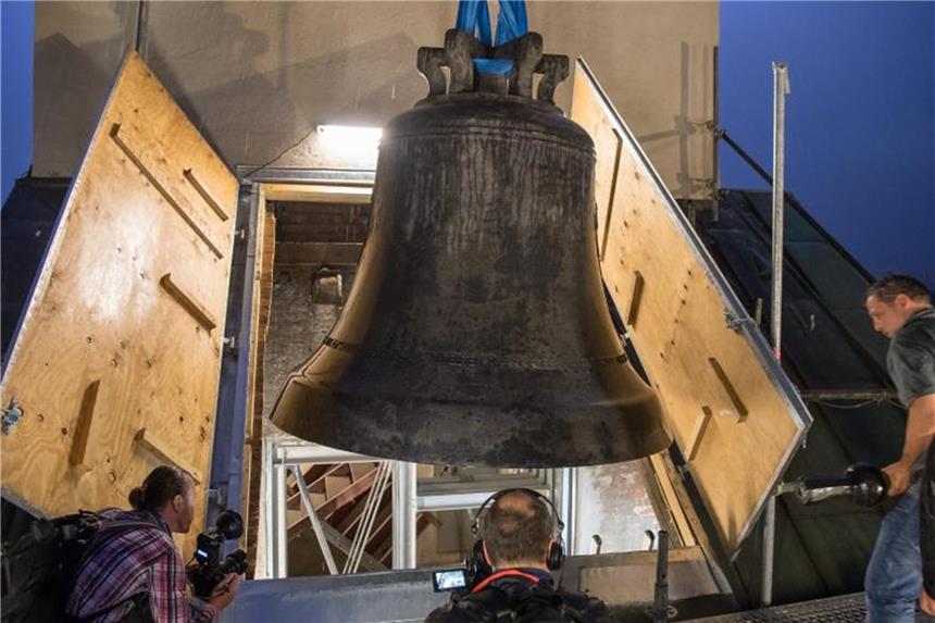 Die sieben Tonnen schwere Jubiläumsglocke wird wird hoch in den Turm des Alten Peter gehievt. Foto: Peter Kneffel