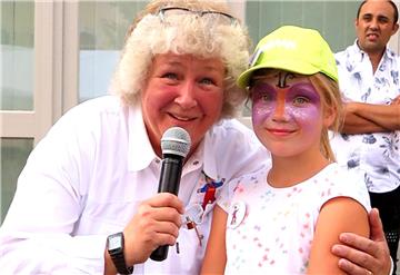 Die siebenjährige Lea Rohmann ließ zu, dass Teile ihres Spielzeugs von ihrer Mutter verkauft wurden. Den Erlös überreichte sie an die GAGU-Sprecherin Gudrun Gerwien.