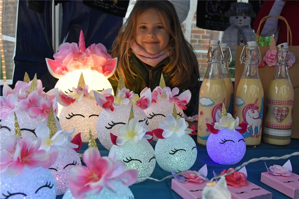 Der Adventsmarkt in Nordkirchen war ein spannender Mix aus Ständen, Musik und Einkaufmeile Die siebenjährige Marie-Sophie verkaufte mit ihrer Mutter zusammen selbst gebastelte Einhorn-Deko.