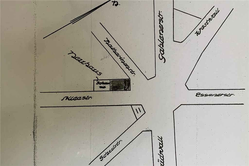 Erst Schlachthaus, dann Schlecker, jetzt Wohn-Schatz der Familie Schult Die „Siebenstraßenmündung“ auf einem alten Wegeplan, den Björn Schult hat.
