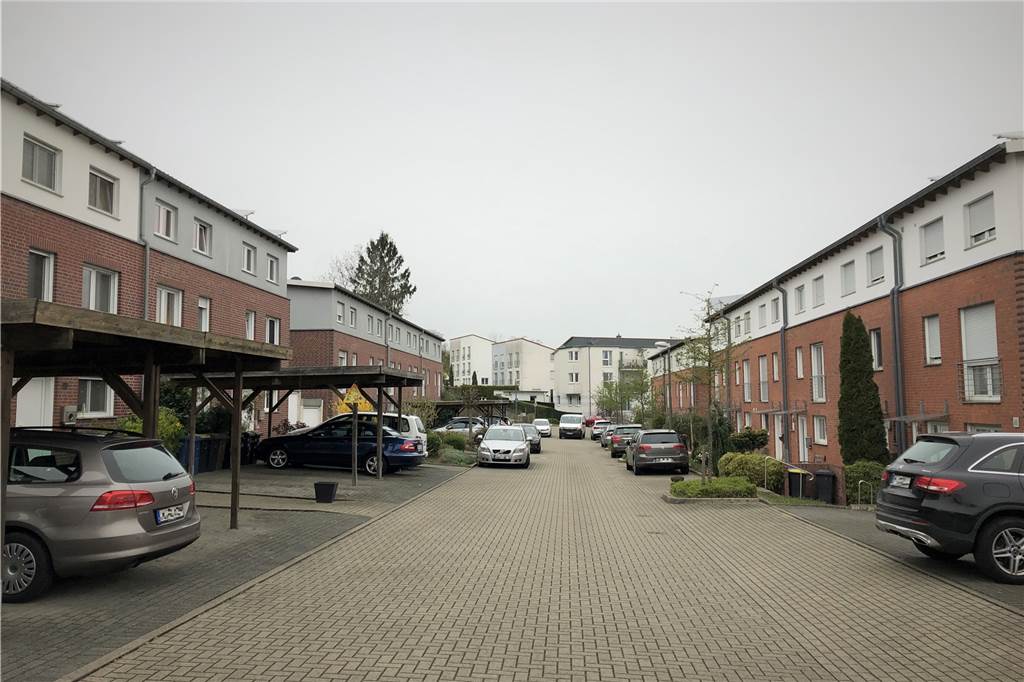Die Siedlung "Kleine Heide" in Eichlinghofen. Hier wohnen die Lux' bisher. Es ist ein gut gepflegtes Neubaugebiet der oberen Mittelschicht, mit großen Reihenhäusern und Carports.