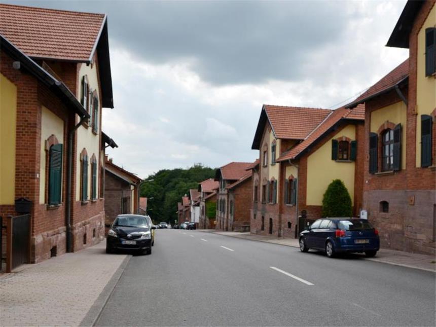 Unter Tage: Reise durch die Bergbau-Geschichte an der Saar Die Siedlung Maybach ist denkmalgeschützt. In der Architektur des Ortes spiegelt sich die damalige Hierarchie der Bergleute wieder. Foto: Jörg Fischer