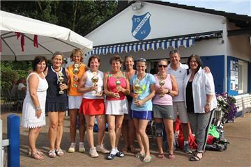 Die Siegerehrung der Heldinnen (v.l.): Petra Napierala, Annegret Markiewicz, Marion Pupkowski, Rita Krystkowiak, Jutta Deutschel-Noss, Katrin Heustädter, Ilona Kauth, Steffi Zabel sowie Karsten und Sabine Schützner.