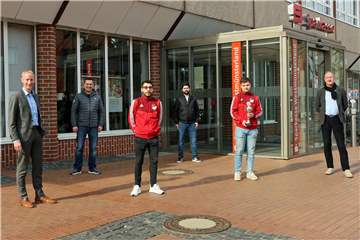 Coronakonforme Siegerehrung: Ingmar Wenzel (Sparkasse Westmünsterland, l.), Pierre Nobbe (FLVW, 2.v.l.) und Waldemar Zaleski (KSB Borken, r.) gratulierten dem TSV Ahaus mit Kaan Yüksel (v.l.), Furkan Elmaci und Rami Ersoy zu Platz drei; es fehlte Eren Sönmez.