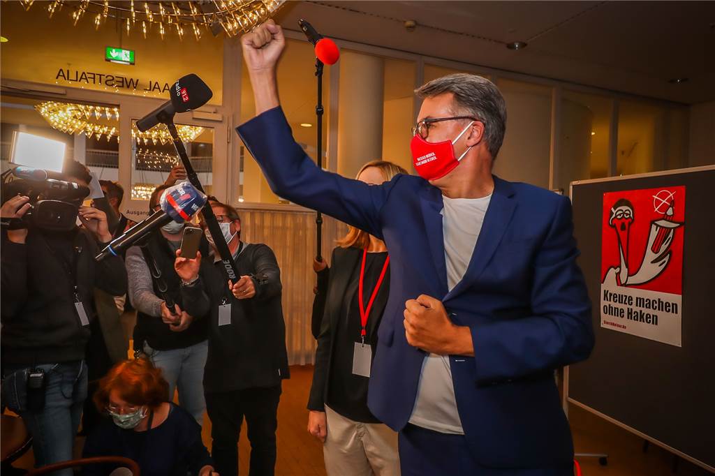 Westphal (SPD) siegt in der Stichwahl – und stimmt versöhnliche Töne an Die Siegerfaust des neuen Oberbürgermeisters. Eine Stunde nach Schließung der Wahllokale konnte im SPD-Saal gejubelt werden.