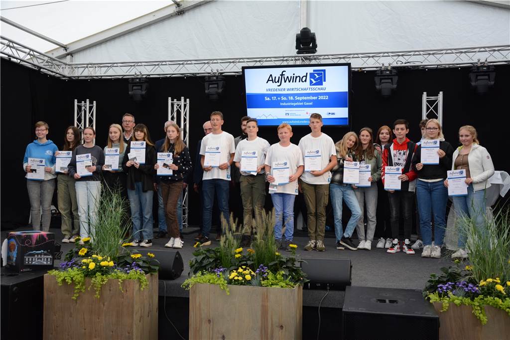 Viele Fotos und Video: Zahlreiche Besucher bei der Wirtschaftsschau Aufwind in Vreden Die Siegerinnen und Sieger des Schülerwettbewerbs wurden am Samstagnachmittag geehrt.