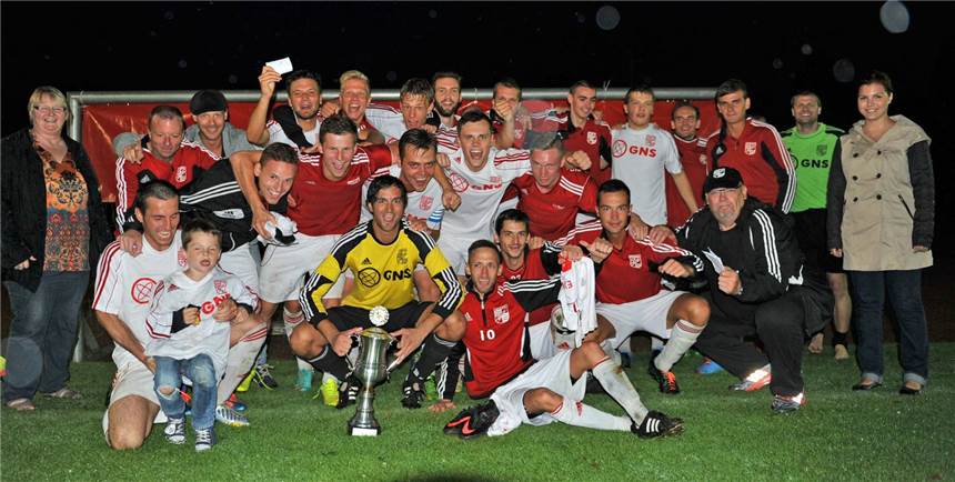 Eintracht holt zum 14. Mal den Titel Die Siegermannschaft von Eintracht Ahaus nach dem Titelgewinn am Freitagabend - im Anschluss an den Finalsieg über den TSV Ahaus überreichte Ingrid Volmer (l.) vom Stadtsportverband Ahaus den Pokal der Sparkasse Westmünsterland, hier vertreten durch Sarah Tenhumberg (r.).