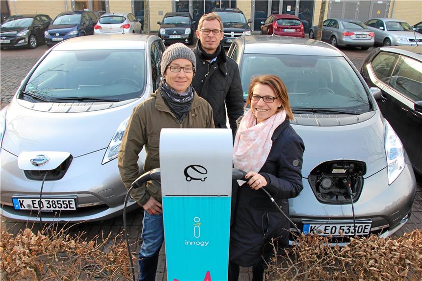 Beim Einkaufen Energie tanken Die Siegers (vorne) testen zwei Wochen lang ein E-Auto. An der Ladesäule in Selm vordem Bürgerhaus (Foto) „tanken“ sie. Foto: Sylvia vom Hofe