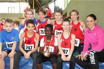 Die siegreichen C-Schüler aus Dortmund, die betreut wurden von der mehrfachen deutschen 800m-Meisterin Jana Hartmann (r.) und Marcus Miethe (nicht im Bild).