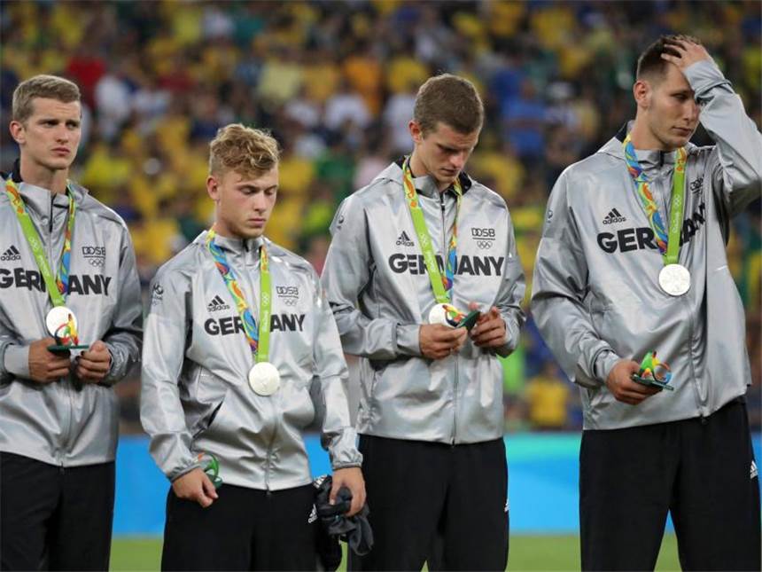 Die Silbermedaille hängt schwer am Hals, doch das Lob ist groß für die deutschen Fußballer. Foto: Mario Ruiz