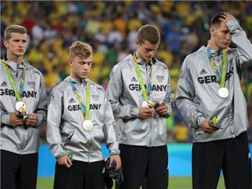 Die Silbermedaille hängt schwer am Hals, doch das Lob ist groß für die deutschen Fußballer. Foto: Mario Ruiz