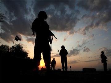 Die Silhouetten russischer Soldaten im Licht der Abendsonne. Foto: Zurab Kurtsikidze/Archiv