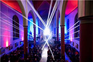 Die Silvesterkirche in Erle wurde bei der Lasermesse an zwei Abenden eindrucksvoll illuminiert.
