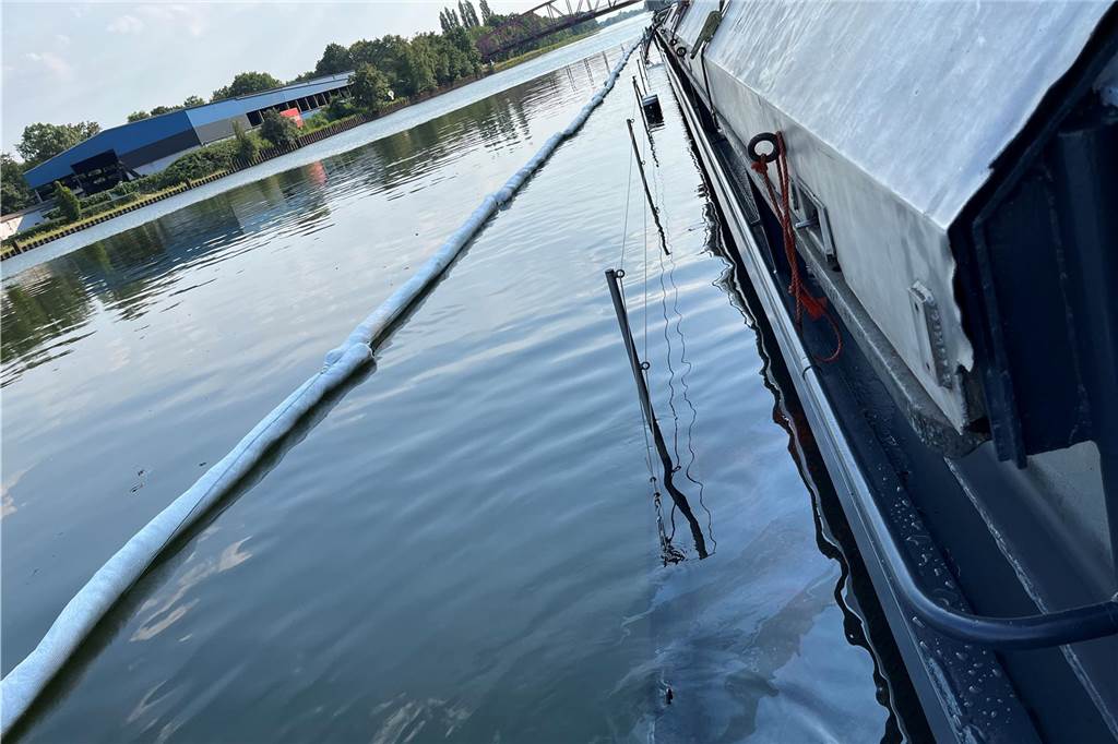 Unfall auf dem Rhein-Herne-Kanal: Binnenschiff „Hunter“ bei Castrop-Rauxel leck geschlagen Die Situation ist unter Kontrolle. Trotzdem stehen Teile des Bootes unter Wasser.