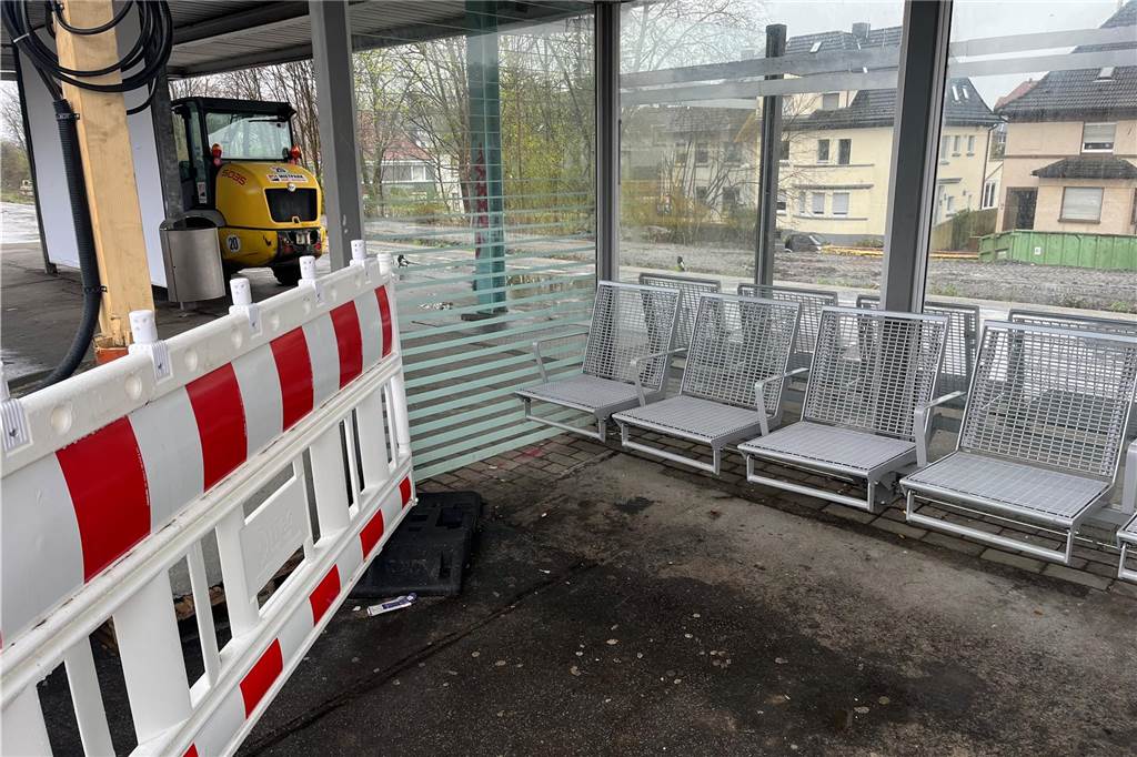 Gleissperrung am Hauptbahnho: Verwirrung beim Warten auf den Bus Die Sitze im Wartehäuschen bleiben in den nächsten Wochen leer.