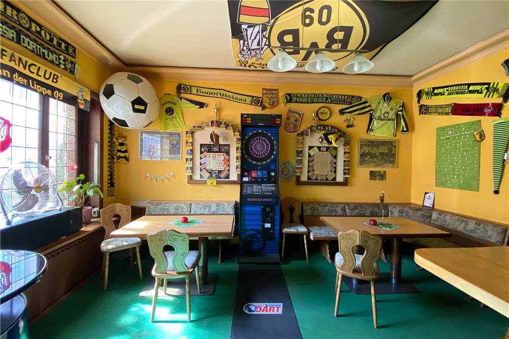 Derby in BVB-Kneipe: „Beim Tor darf man sich aus der Ferne zuprosten“ Die Sitzgelegenheiten mussten entzerrt werden. So stehen deutlich weniger Stühle an den Tischen.
