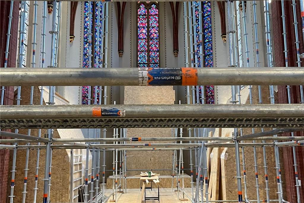 Die eingerüstete Kirche von innen.