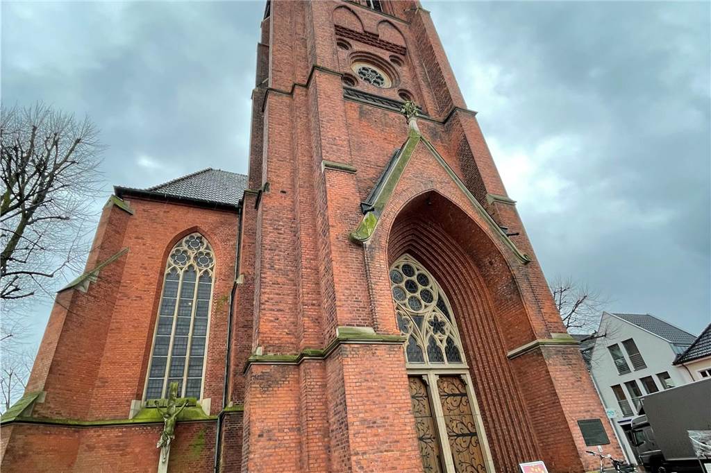 Pfarrer Ostholthoff und Maik Gerding: In der Sixtus-Kirche entsteht Neues Die Sixtus-Kirche von außen