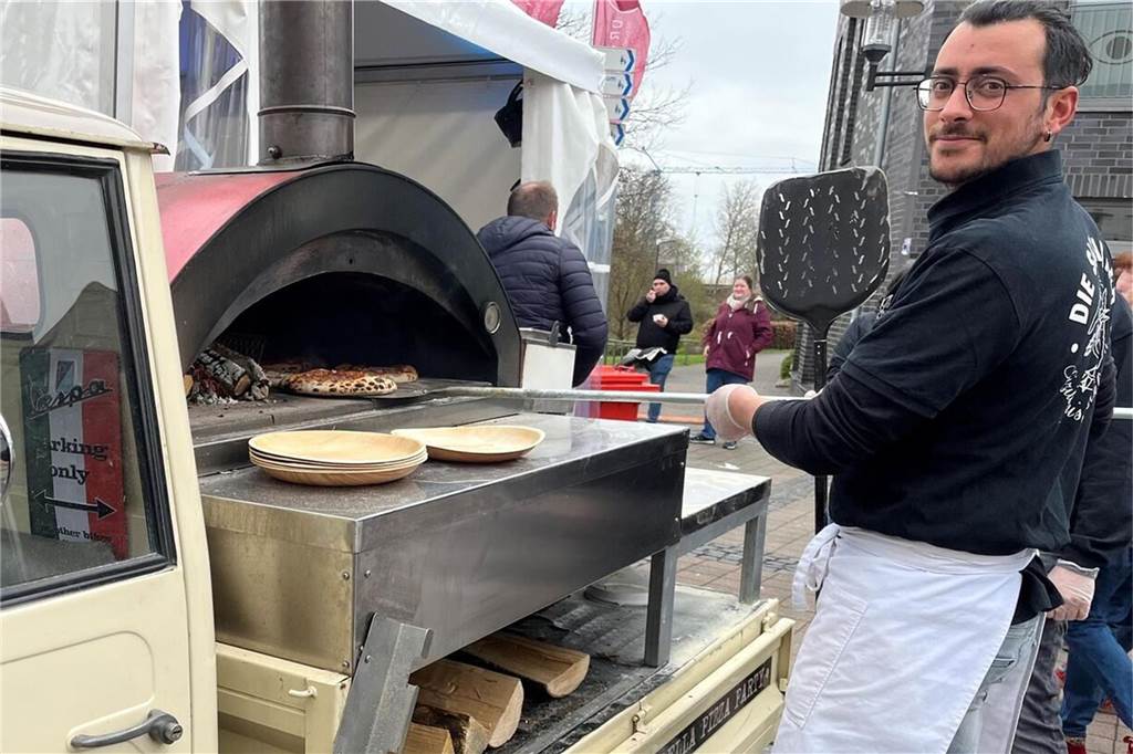 Autos, Oldtimer, Wohnwagen: Dorsten is(s)t mobil weitet Angebot aus "Die Sizilianer" versorgen auch in diesem Jahr die Besucher mit frischer Pizza.