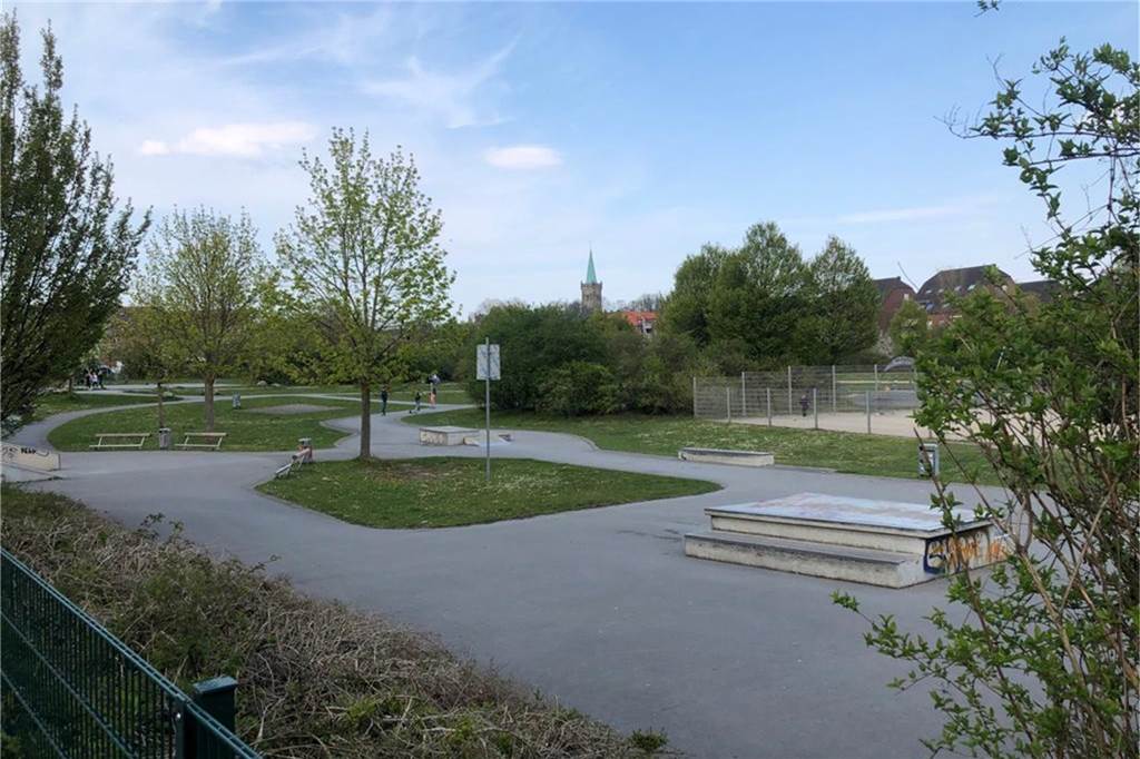 Mit Video: Basketball, Skaten oder Schaukeln: Auf diesem Spielplatz geht alles Die Skaterbahn im Park der Generationen in Lütgendortmund.