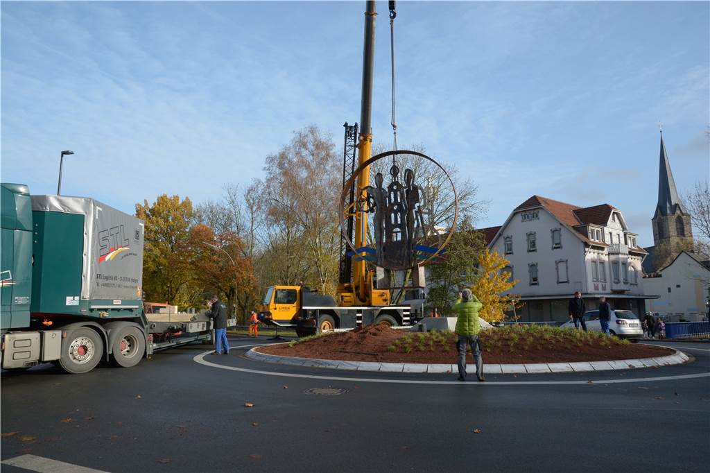 Schön oder sch....? Was sagen Sie zur Skulptur am Kreisel in Werne? Die Skulptur am Kreisverkehr wurde am Donnerstag (18. November) installiert.