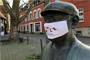 Die Skulptur des Bauern beziehungsweise Schweinehändlers auf dem Werner Roggenmarkt trägt in Zeiten der Pandemie ebenfalls eine Maske.
