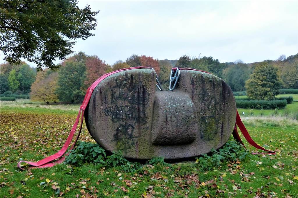 Skulptur auf der Rennbahn: Jan Bormann holte sie nach 50 Jahren zurück Die Skulptur im Oktober 2021 auf dem Rennbahngelände, kurz vor dem Abtransport. Man kann deutlich die Schmierereien erkennen.