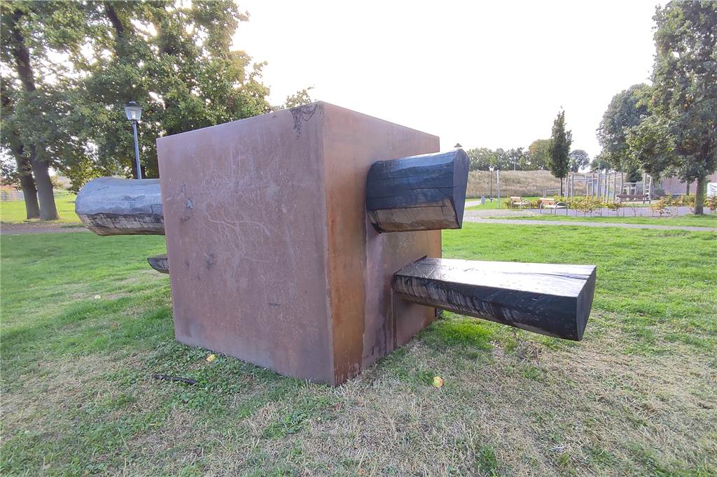 Stahlwürfel an der Alten Fahrt Olfen soll „Lust auf Diskussion“ machen Die Skulptur ist eine Leihgabe des Künstlers Ludwig Maria Vongries. Vorübergehend steht sie auf einer Wiese am Haus Katharina.