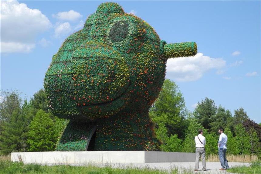 Kunstmuseen in den USA locken ins Freie Die Skulptur "Split-Rocker" von Jeff Koons im Außenbereich des Glenstone Museum. Foto: Johannes Schmitt-Tegge