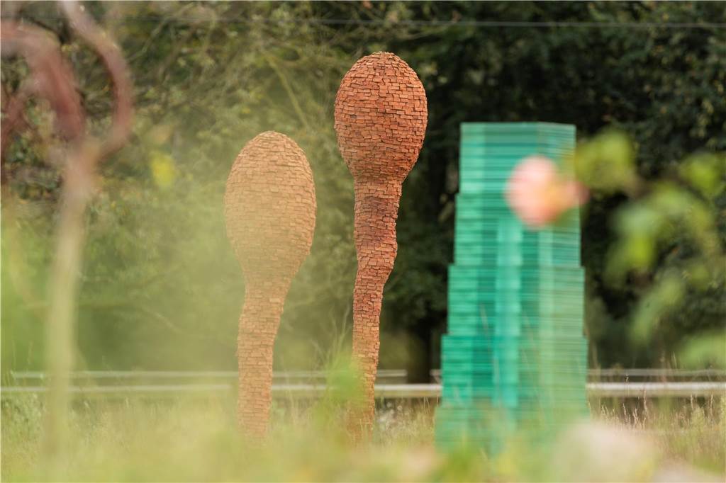 Frühlingserwachen im artpark Schermbeck: Skulpturen und Kunst: Ideen werden wach Die Skulpturengruppe Baroda von Reiner Seliger.