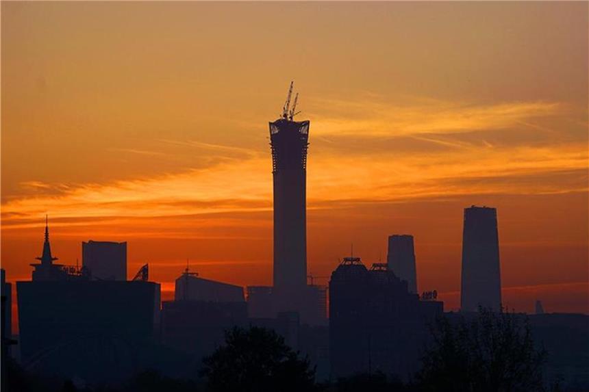 Transit in Peking: Sechs Tage visafreier Aufenthalt möglich Die Skyline von Peking mit dem im Bau befindlichen Cittic Tower. Foto: Zhao Lubin/Pacific Press via ZUMA Wire