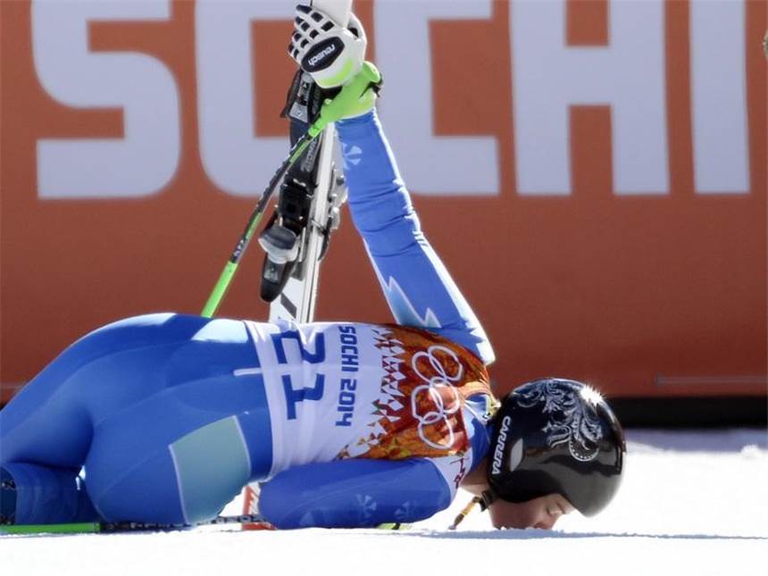 Höfl-Riesch verpasst Medaille - Gisin und Maze siegen Die Slowenin Tina Maze küsste nach ihrem Sieges-Lauf den Schnee. Foto: John G. Mabanglo