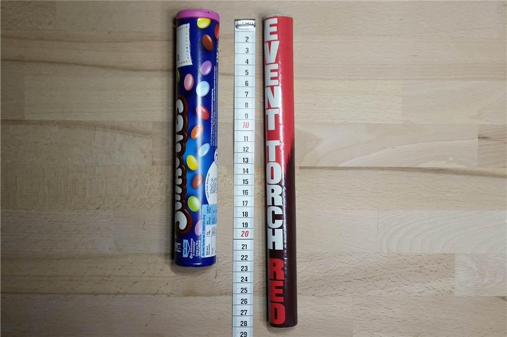 So einfach ist es, Bengalos in den Signal-Iduna-Park zu schmuggeln Die Smartie-Packung ist zwar etwas kleiner als der Bengalo. Als Attrappe taugt sie aber allemal.