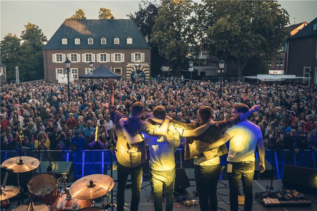 Soeckers bringen zweites Album heraus und spielen zweimal in Ahaus Die Soeckers 2019 beim Stadtfest auf der Bühne vor dem Ahauser Schloss. Erst haben sie überhaupt keine Alben veröffentlicht, sondern sind "nur" live aufgetreten. Jetzt erscheint – wegen der Pandemie – schon das zweite Album.