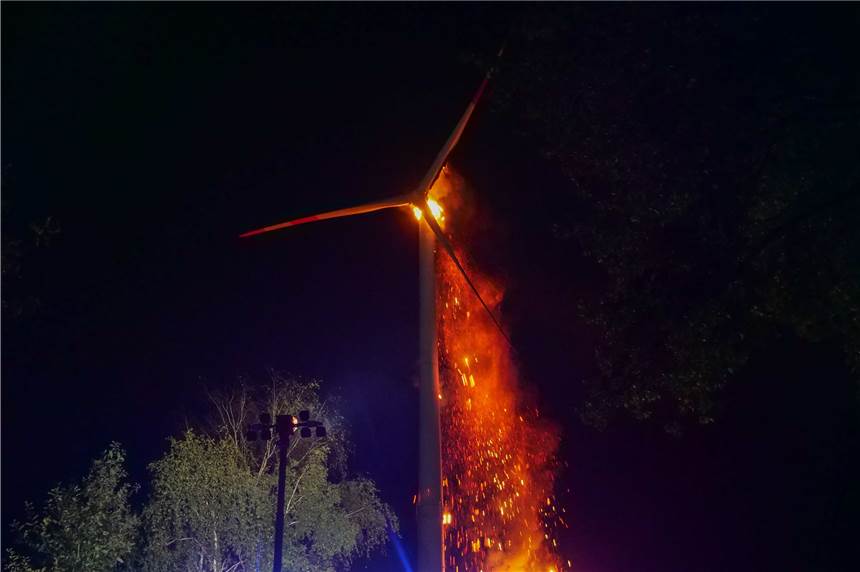 Windrad in Neuenkirchen brennt – Feuer lässt sich nicht löschen Die sogenannte Gondel eines Windrads stand am frühen Freitagmorgen (1.10.) in Neuenkirchen in Flammen. Die Brandursache ist unklar. Der Betriebskopf brannte völlig aus.