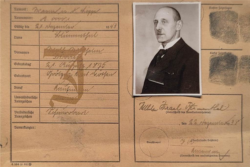 Heimtückisch in den Tod getrieben: Das Schicksal der Familie Blumenthal Die sogenannte Judenkennkarte von Wilhelm Blumenthal.