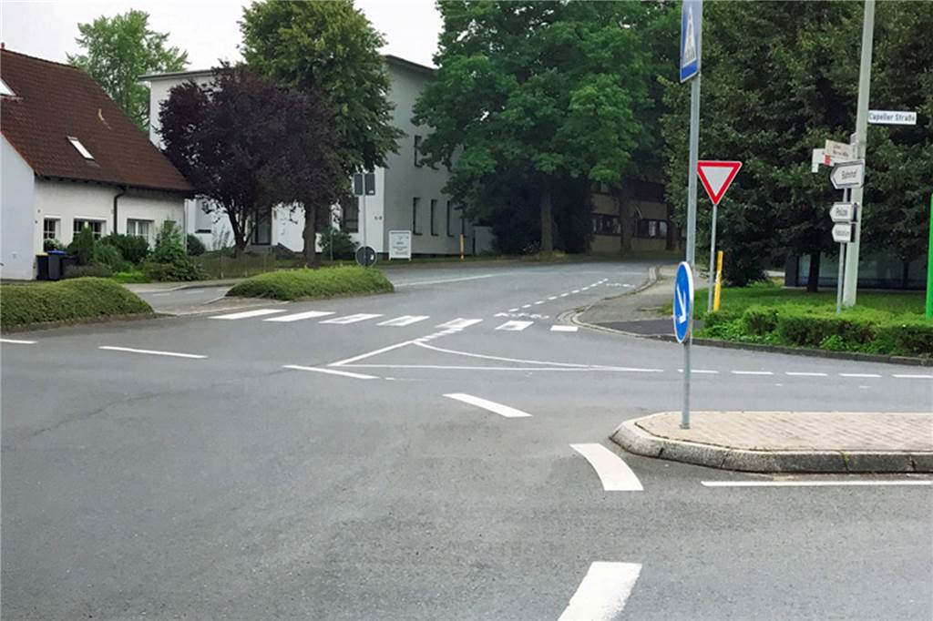 Unfallschwerpunkt am Werner Bahnhof: Kreisverkehr wird umgestaltet Die sogenannten Bypässe - hier oben rechts an der Ecke Capeller Straße/Am Bahnhof - will die Stadt abschaffen.