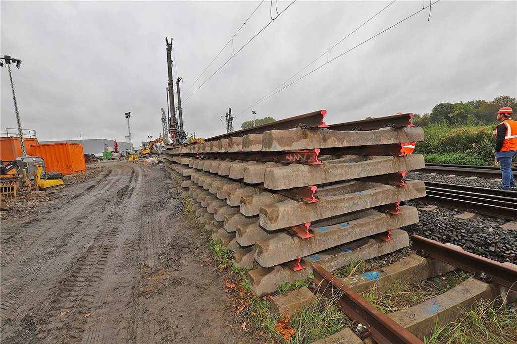 Die sogenannten Gleisjoche, die aufgestapelt neben der stillgelegten Bahnstrecke Dortmund-Hamm liegen. Als Gleisjoch wird die Kombination aus Betonschwellen und Schienen bezeichnet. Die Betonschwellen werden wieder eingebaut, die zerschnittenen Schienen werden verschrottet.
