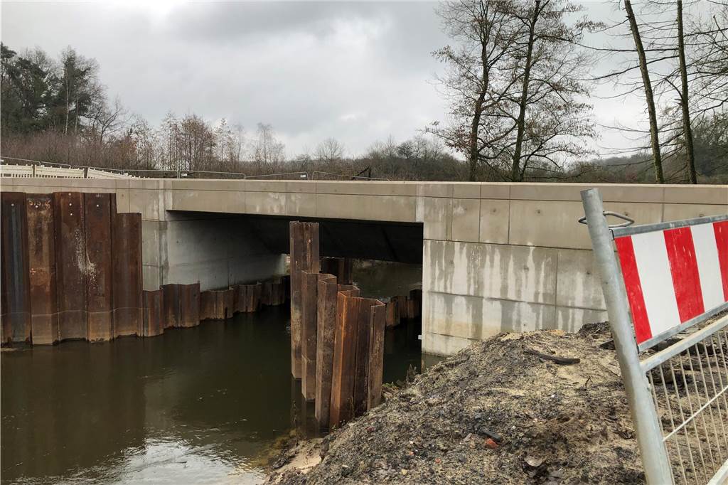 Harrierbrücke bald befahrbar: Betonbauwerk schützt Stadt vor Hochwasser Seitenansicht der neuen Harrierbrücke
