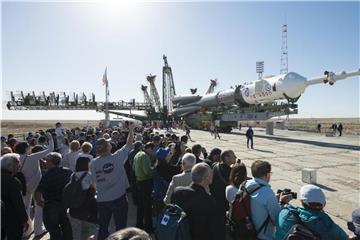 Die Sojus-Rakete auf der Startrampe, nachdem sie von einer Lokomotive aus dem Hangar gezogen wurde. Foto: Joel Kowsky/NASA/AP