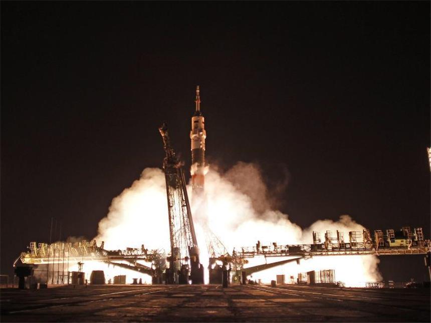 Drei Raumfahrer zur ISS gestartet Die Sojus-Rakete mit Thomas Pesquet, Oleg Nowizki und Peggy Whitson an Bord hebt vom russischen Weltraumbahnhof Baikonur in Kasachstan ab. Foto: Yuri Kochetkov
