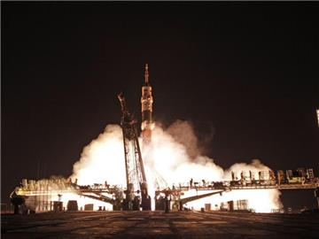 Die Sojus-Rakete mit Thomas Pesquet, Oleg Nowizki und Peggy Whitson an Bord hebt vom russischen Weltraumbahnhof Baikonur in Kasachstan ab. Foto: Yuri Kochetkov