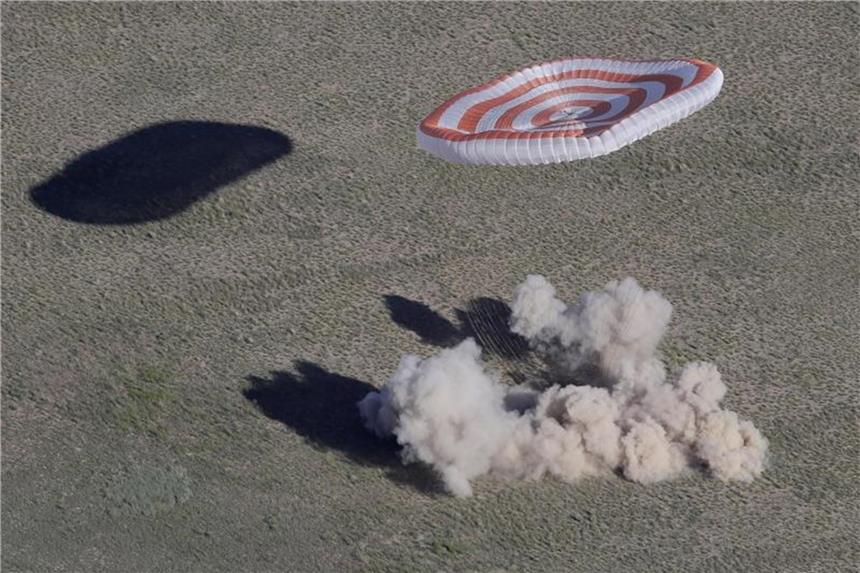 Alte ISS-Crew kehrt sicher zur Erde zurück Die Sojuskapsel mit den Rückkehrern landet in der kasachischen Steppe nahe der Stadt Scheskasgan. Foto: Dmitri Lovetsky/AP POOL